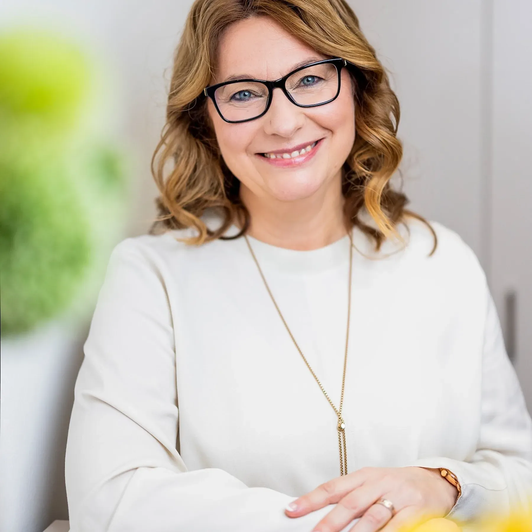 Heike Jährig, Prokuristin der Solexo Sonnenschutz GmbH, im Porträt vor hellem Hintergrund